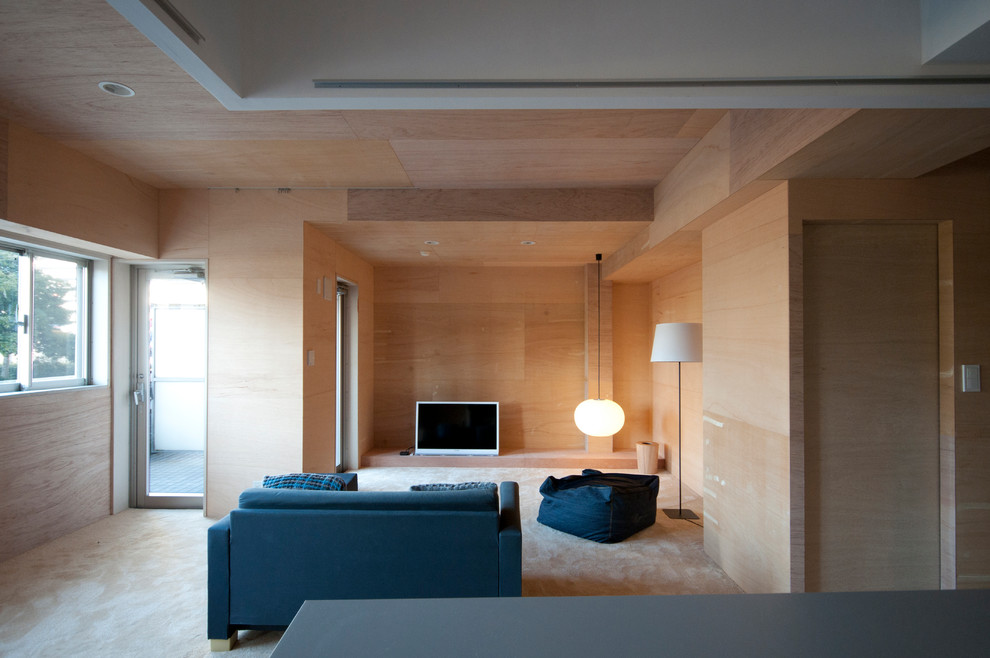 Ispirazione per un piccolo soggiorno contemporaneo aperto con pareti beige, moquette, nessun camino, TV autoportante e pavimento beige