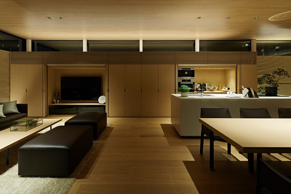 Cette photo montre un salon moderne ouvert avec une salle de réception, un mur blanc, un sol en contreplaqué, un téléviseur dissimulé et un sol beige.