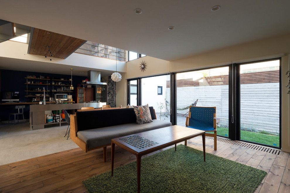 Esempio di un soggiorno industriale con pareti bianche, pavimento in legno massello medio e pavimento verde
