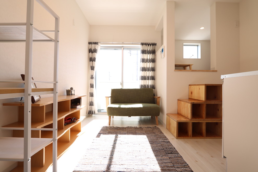 Esempio di un piccolo soggiorno minimalista aperto con pareti bianche, pavimento in legno verniciato e pavimento beige