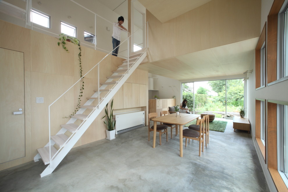 Idee per un piccolo soggiorno scandinavo aperto con sala formale, pareti bianche, pavimento in cemento, TV autoportante e pavimento grigio