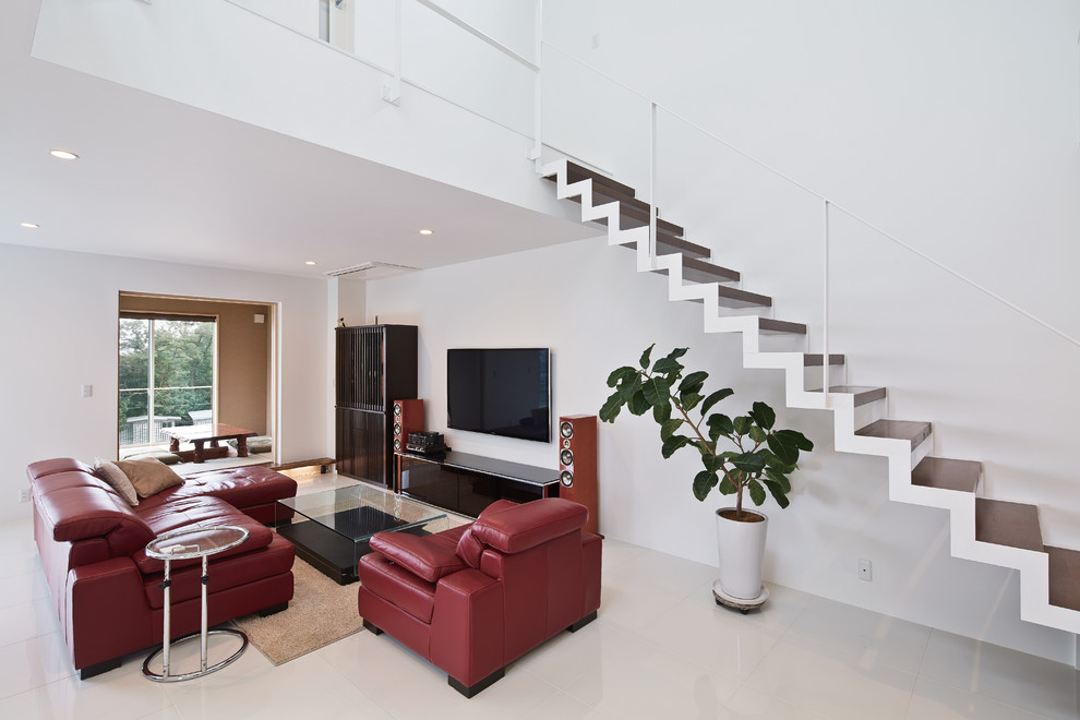 Esempio di un grande soggiorno minimalista aperto con pareti bianche, TV a parete, pavimento bianco, soffitto in carta da parati e carta da parati