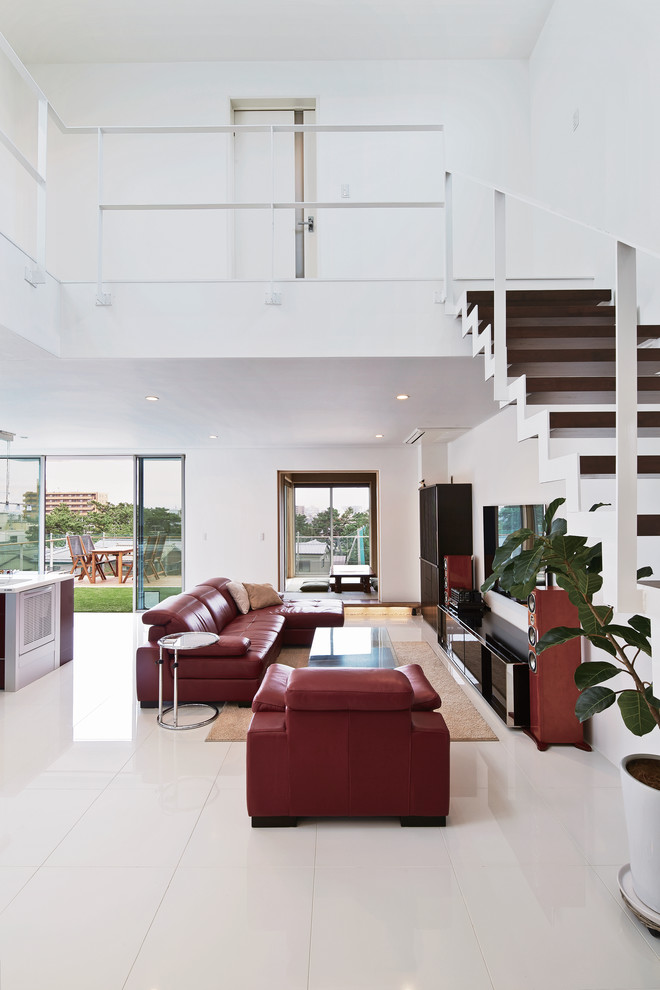 Стильный дизайн: большая открытая гостиная комната в стиле модернизм с белыми стенами, полом из керамической плитки, телевизором на стене, белым полом, потолком с обоями и обоями на стенах без камина - последний тренд