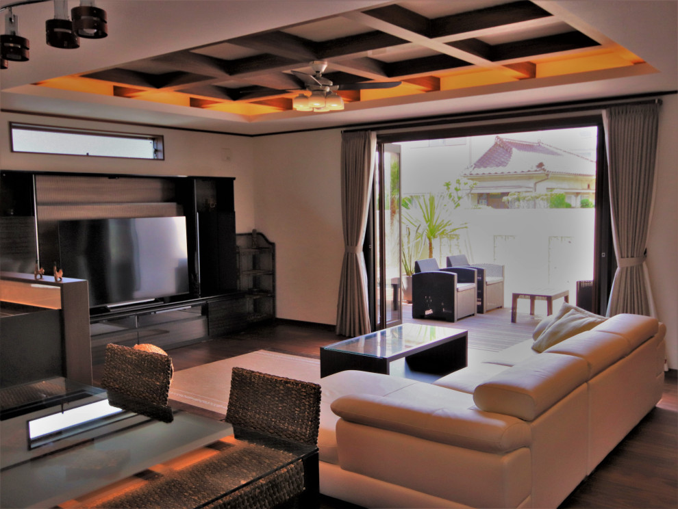 Inspiration för mellanstora asiatiska allrum med öppen planlösning, med en hemmabar, vita väggar, målat trägolv, en fristående TV och brunt golv