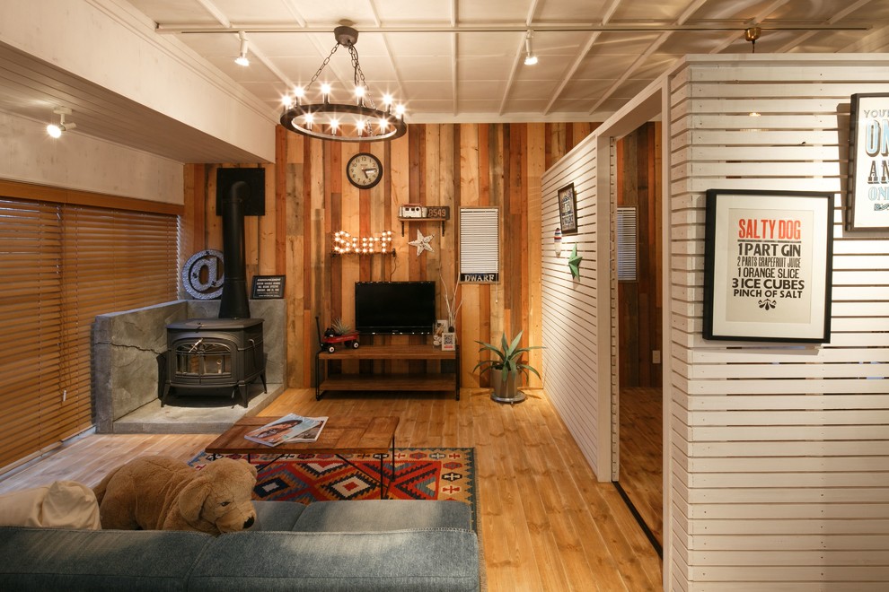Пример оригинального дизайна: гостиная комната в морском стиле с стандартным камином, фасадом камина из камня и телевизором на стене