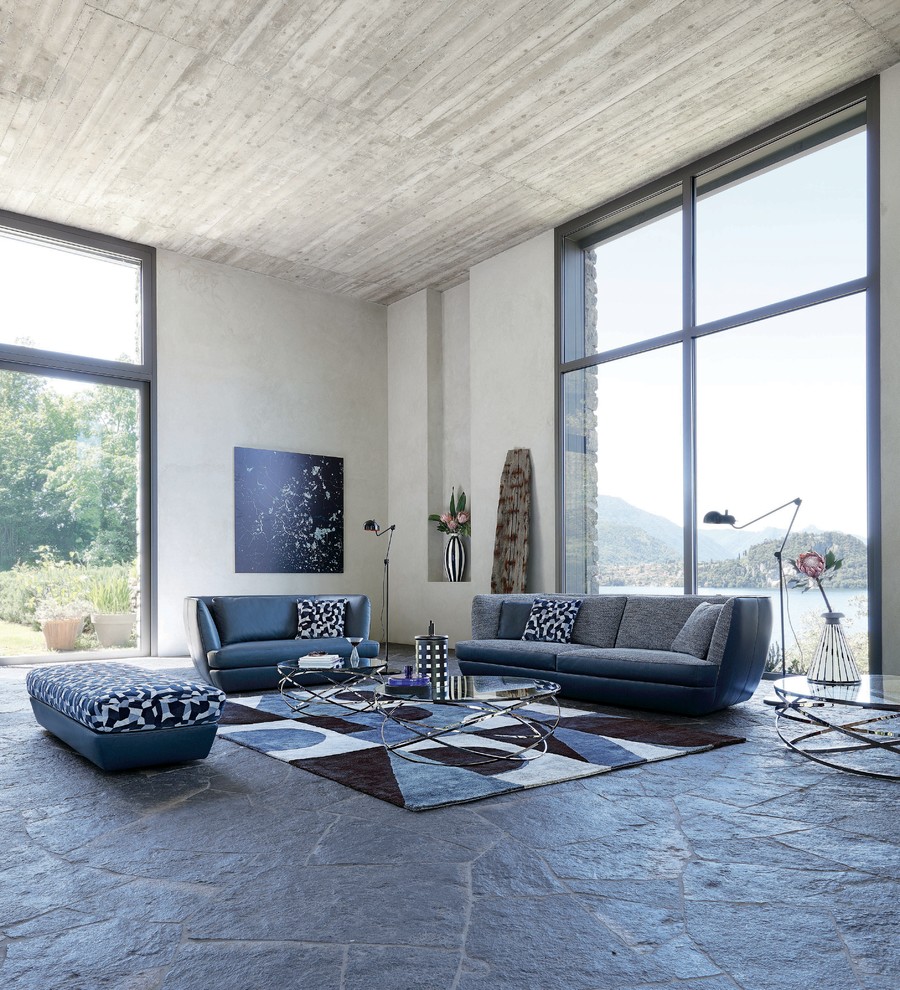 Inspiration pour un très grand salon design avec un mur gris et un sol gris.