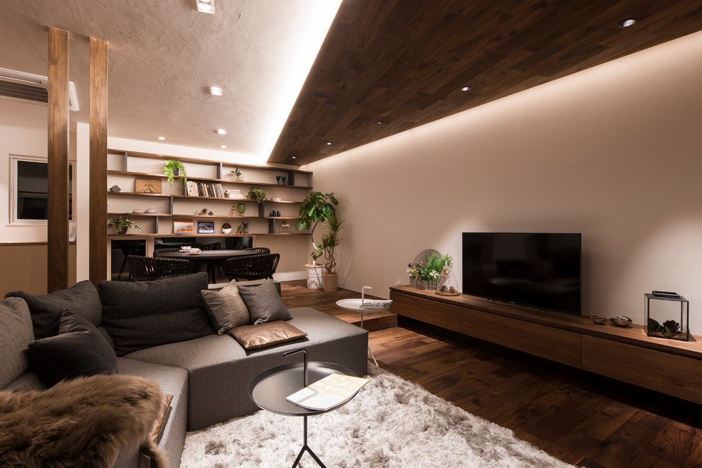 Diseño de salón actual con paredes blancas, suelo de madera oscura y suelo marrón