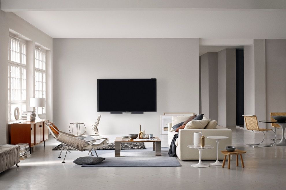 Inredning av ett minimalistiskt vardagsrum, med vita väggar och en väggmonterad TV