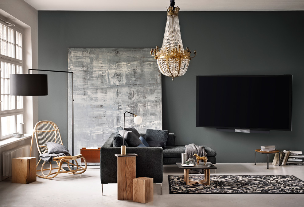 На фото: гостиная комната в скандинавском стиле с разноцветными стенами и телевизором на стене