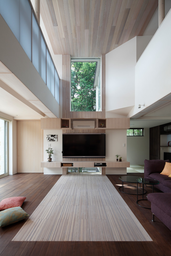 Idee per un grande soggiorno shabby-chic style aperto con sala formale, pavimento in bambù, TV a parete e pavimento bianco