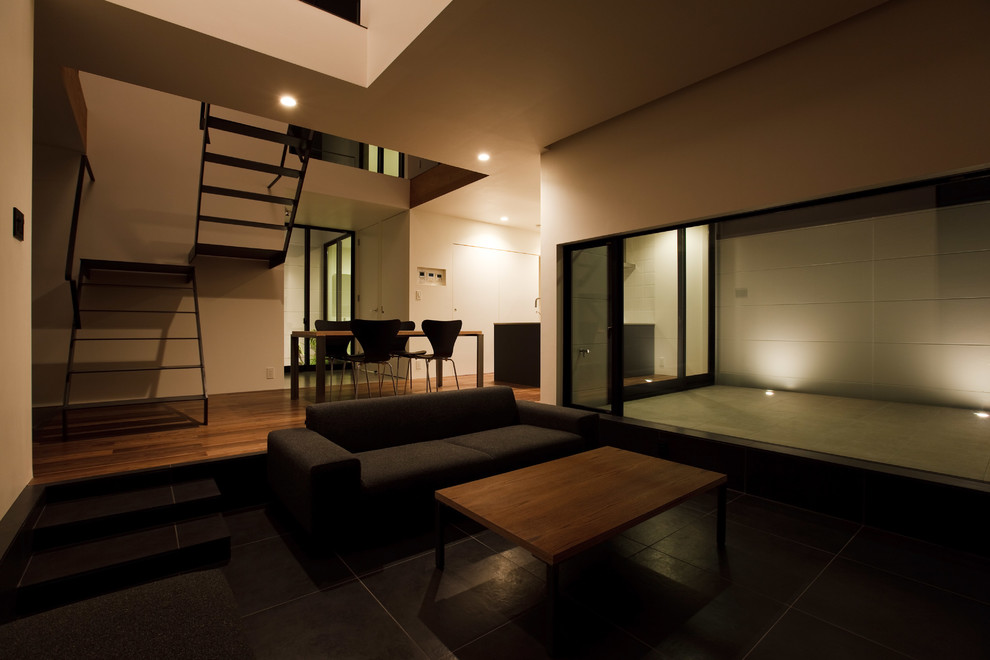 Стильный дизайн: открытая, парадная гостиная комната среднего размера в стиле модернизм с белыми стенами, полом из керамической плитки, отдельно стоящим телевизором, черным полом, потолком с обоями и обоями на стенах без камина - последний тренд