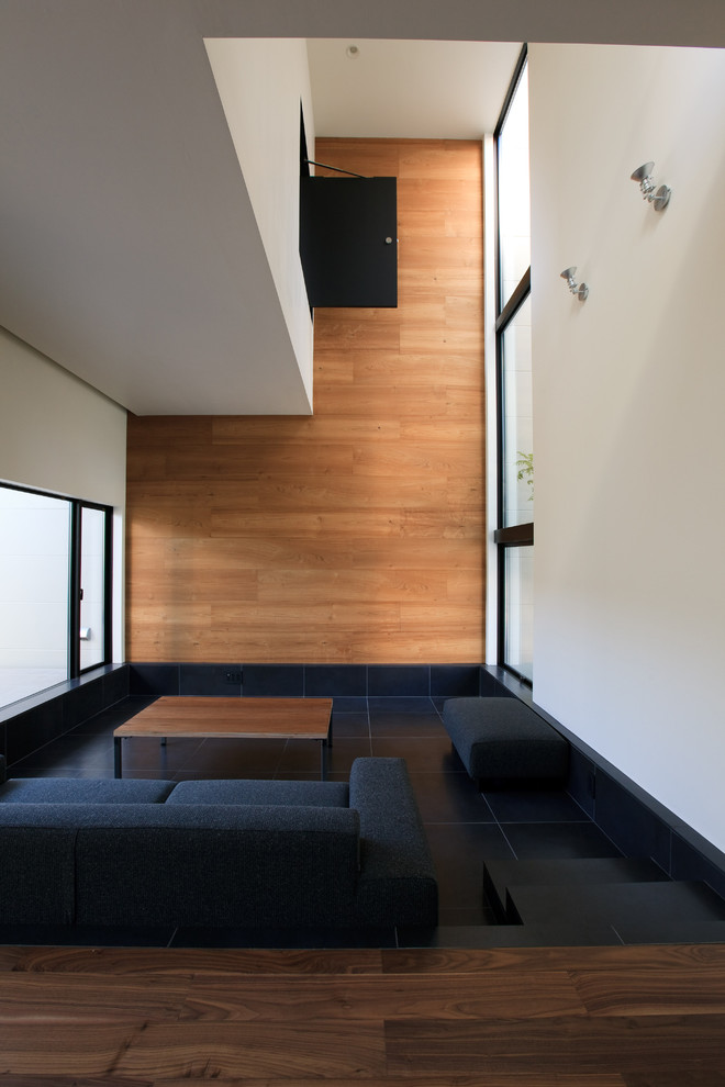Пример оригинального дизайна: открытая, парадная гостиная комната среднего размера в стиле модернизм с коричневыми стенами, полом из керамической плитки, отдельно стоящим телевизором, черным полом, потолком с обоями и обоями на стенах без камина