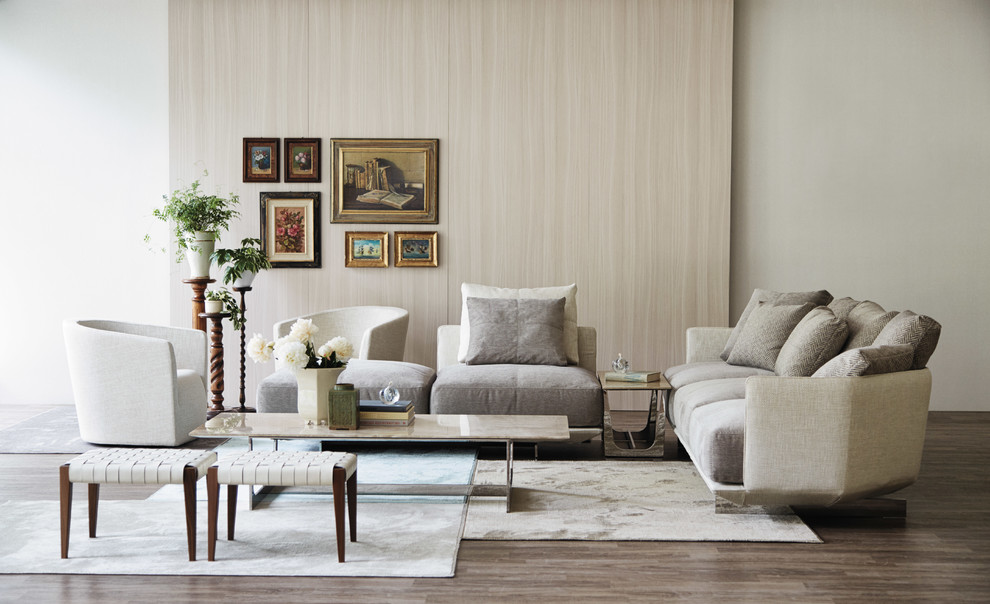 Cette image montre un salon minimaliste avec un mur beige et parquet peint.