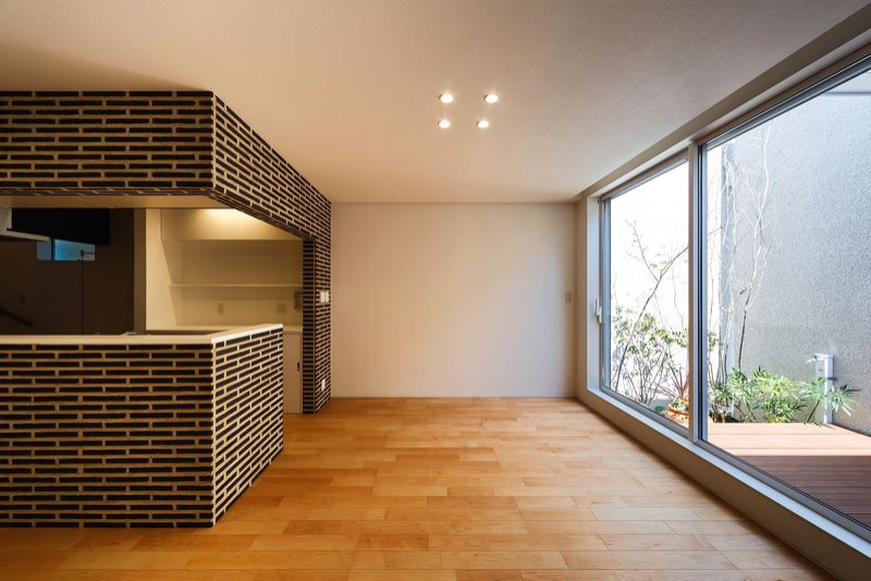 大阪にあるお手頃価格の小さなコンテンポラリースタイルのおしゃれなLDK (白い壁、合板フローリング、ベージュの床、クロスの天井、壁紙) の写真