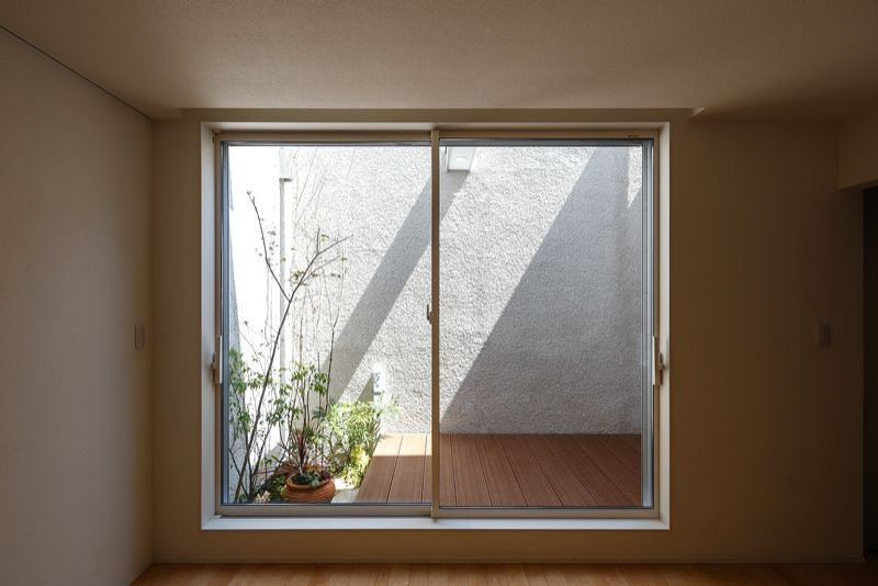 大阪にあるお手頃価格の小さなコンテンポラリースタイルのおしゃれなリビング (白い壁、合板フローリング、ベージュの床、クロスの天井) の写真