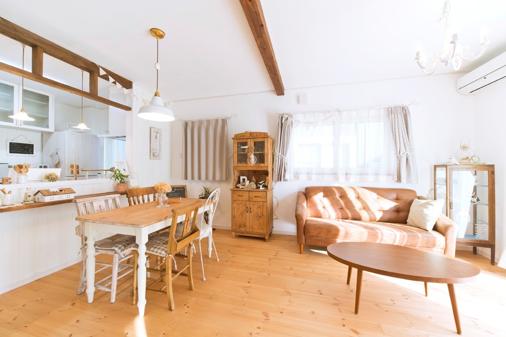 Стильный дизайн: гостиная комната в средиземноморском стиле с белыми стенами, паркетным полом среднего тона и коричневым полом - последний тренд