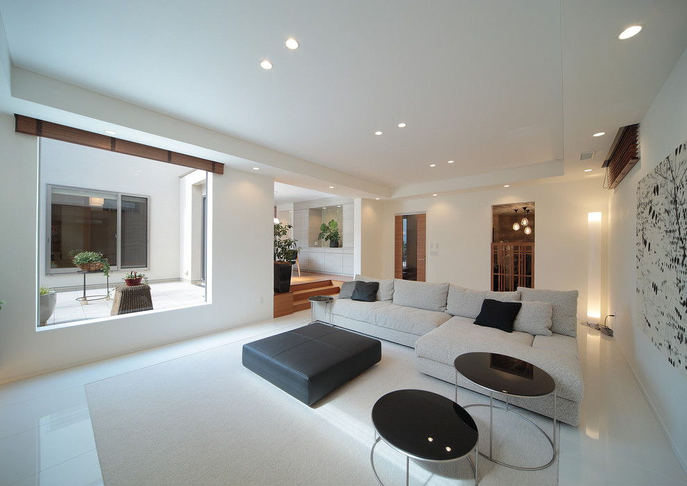 Diseño de salón minimalista con paredes blancas, suelo de mármol y suelo blanco