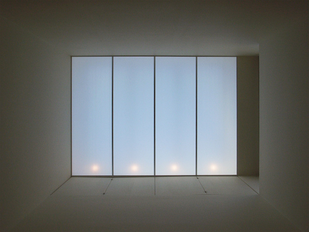 Cette image montre un salon minimaliste ouvert avec un mur blanc, une cheminée standard, un sol en bois brun et un manteau de cheminée en bois.