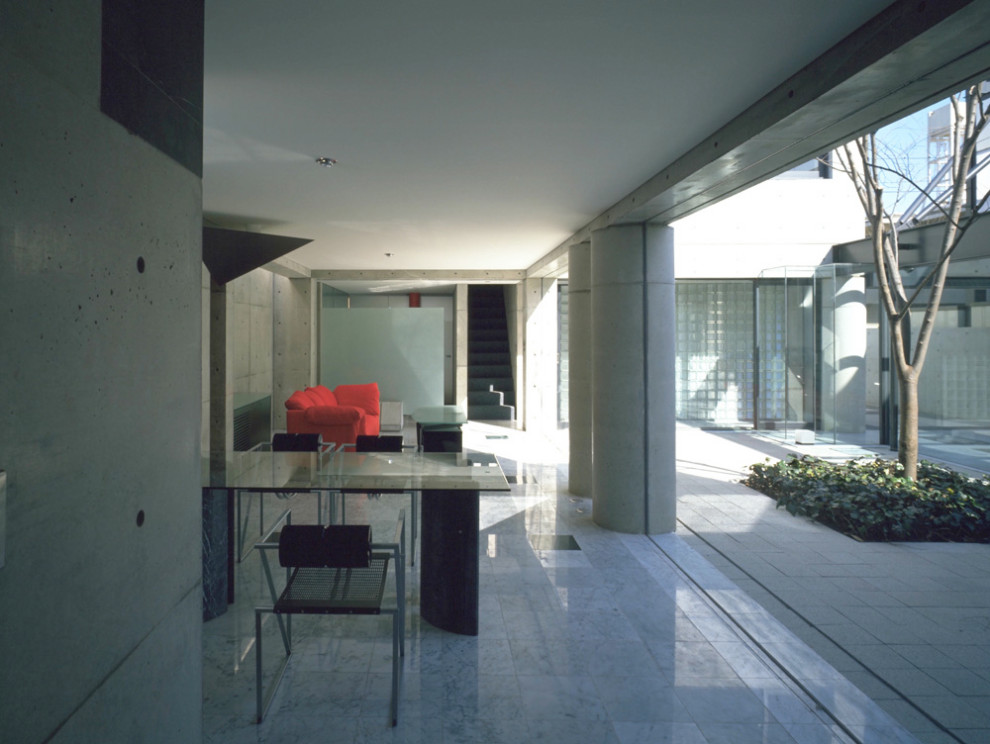 Mittelgroßes, Offenes Modernes Wohnzimmer in grau-weiß mit grauer Wandfarbe, Marmorboden, weißem Boden und Holzdielendecke in Sonstige
