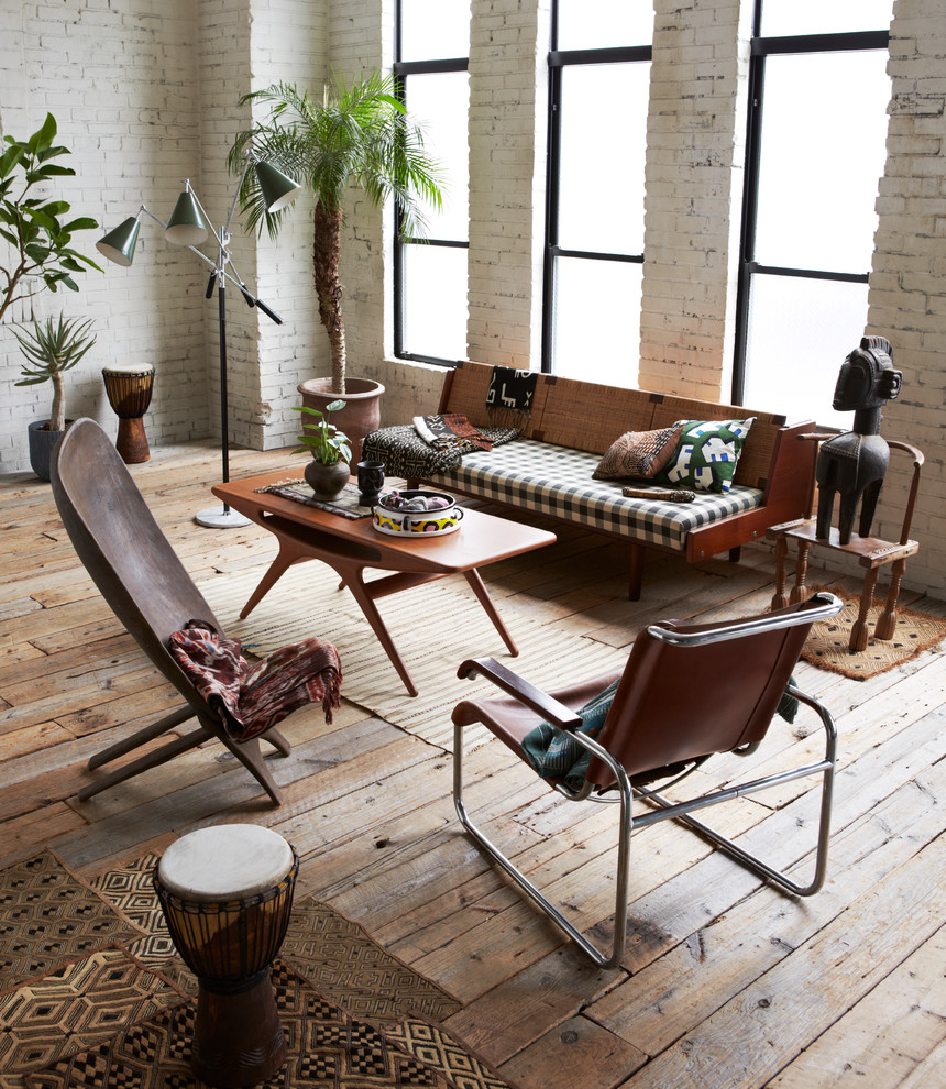 Foto di un soggiorno etnico con pareti bianche e pavimento in legno massello medio