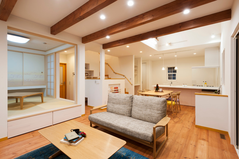 Immagine di un soggiorno nordico con pareti bianche e pavimento in legno massello medio