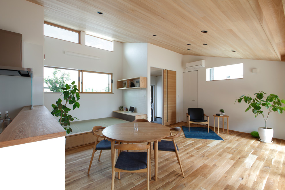Стильный дизайн: открытая гостиная комната в скандинавском стиле с белыми стенами и светлым паркетным полом без телевизора - последний тренд