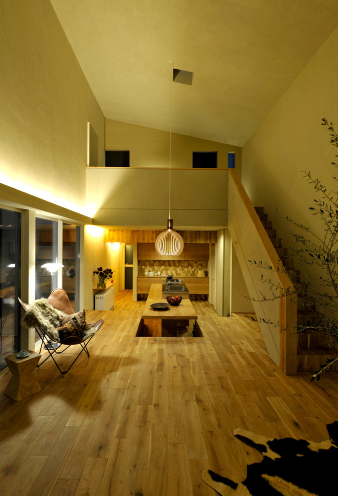 Идея дизайна: открытая гостиная комната в скандинавском стиле с белыми стенами, паркетным полом среднего тона и коричневым полом