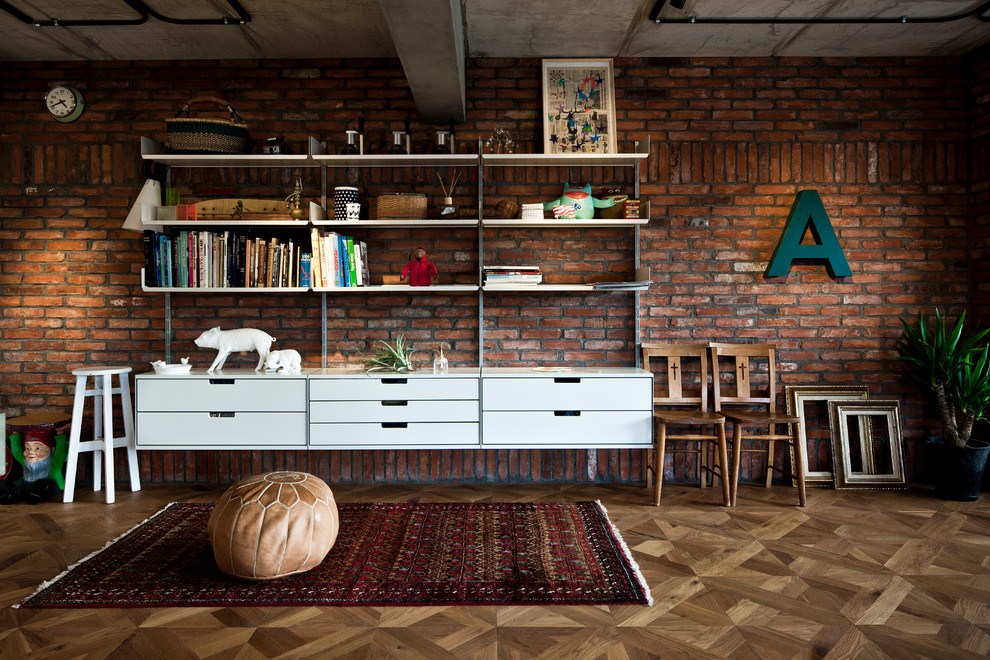 Ispirazione per un soggiorno industriale con pareti marroni, pavimento in legno massello medio e pavimento marrone