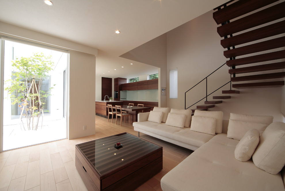 Inspiration for a contemporary living room in Sapporo with white walls and light hardwood flooring.