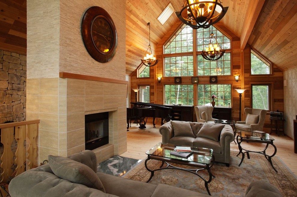 На фото: гостиная комната в стиле рустика с коричневыми стенами, светлым паркетным полом и стандартным камином с