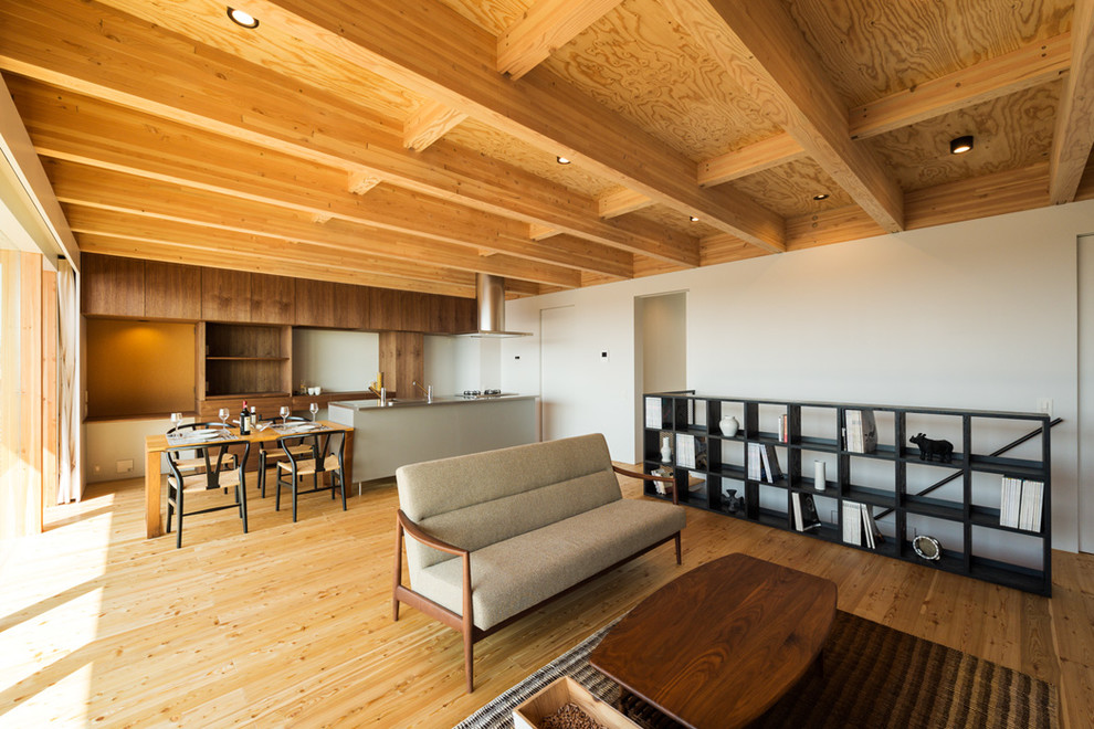 Imagen de salón de estilo zen con paredes blancas, suelo de madera en tonos medios y suelo marrón