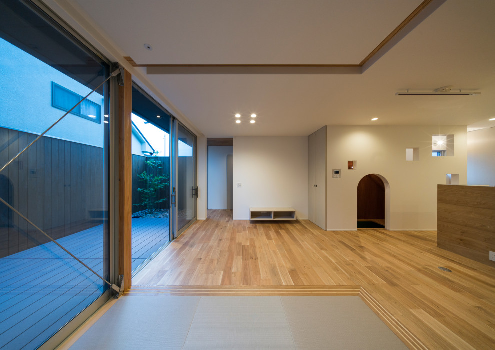 Kleines, Offenes Skandinavisches Wohnzimmer ohne Kamin mit weißer Wandfarbe, braunem Holzboden, freistehendem TV, beigem Boden, Tapetendecke und Tapetenwänden in Kyoto