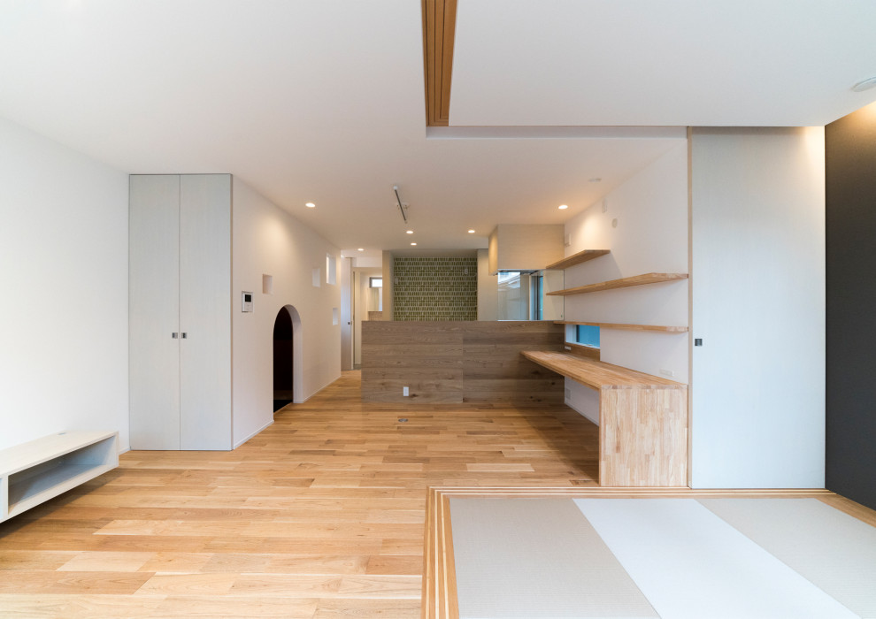 Cette image montre un petit salon nordique ouvert avec un mur blanc, un sol de tatami, aucune cheminée, un téléviseur indépendant, un sol beige, un plafond en papier peint et du papier peint.