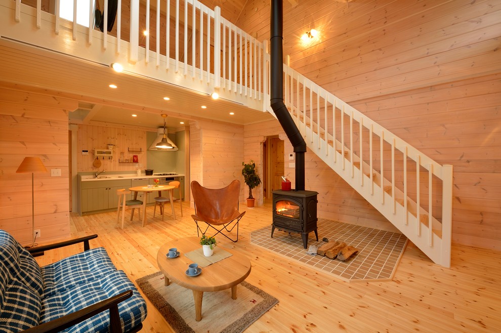 Asiatisches Wohnzimmer mit brauner Wandfarbe, hellem Holzboden und Kaminumrandung aus Backstein in Sonstige