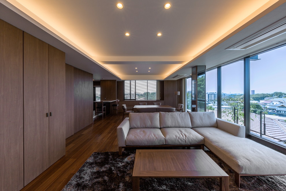 Foto di un soggiorno minimalista aperto con pavimento in legno massello medio e pavimento marrone