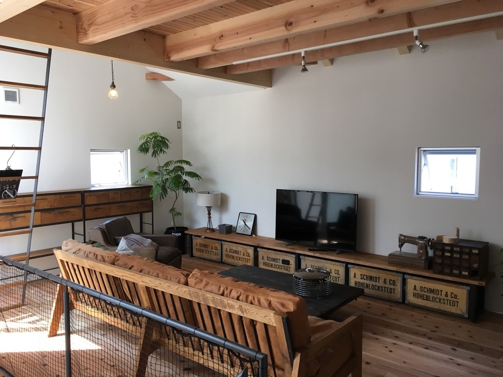 Inspiration för ett orientaliskt vardagsrum, med vita väggar, mellanmörkt trägolv, en fristående TV och brunt golv
