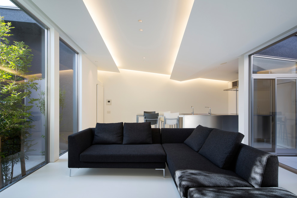 Idées déco pour un salon moderne ouvert avec un sol blanc et un mur blanc.