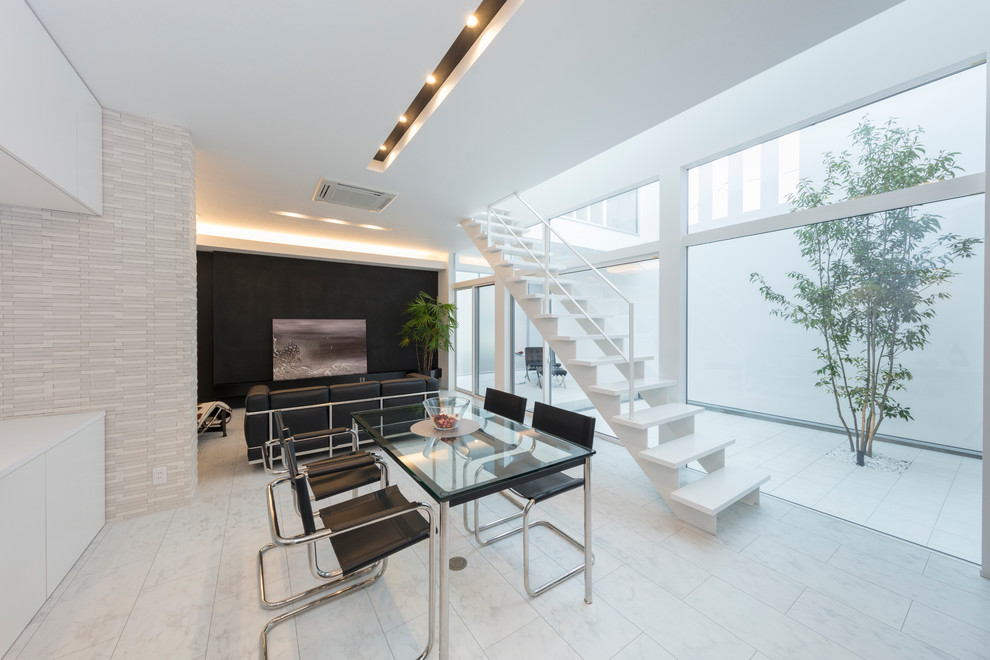 Foto di un soggiorno minimalista con pavimento in compensato e pavimento bianco