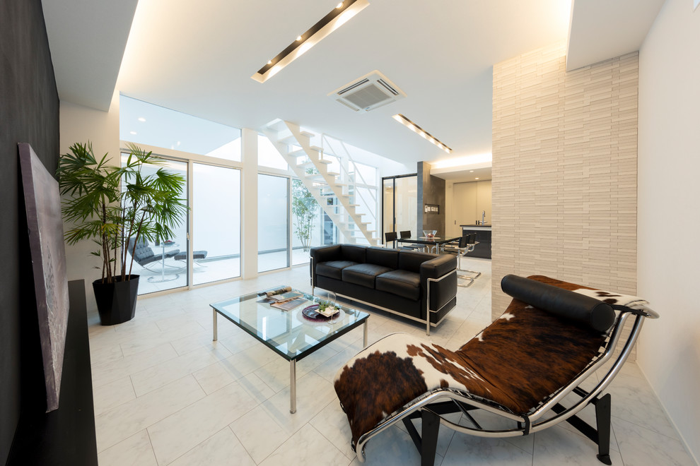 Esempio di un soggiorno minimalista con pavimento in compensato e pavimento bianco