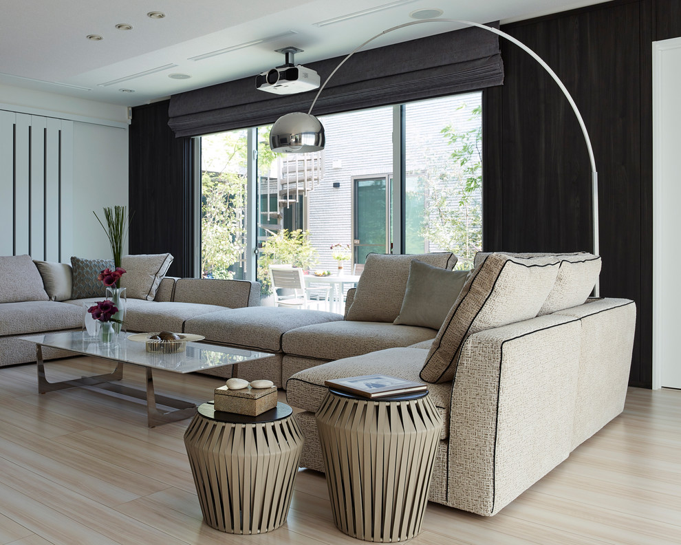 Immagine di un soggiorno minimal con pareti bianche, pavimento in legno verniciato e pavimento beige