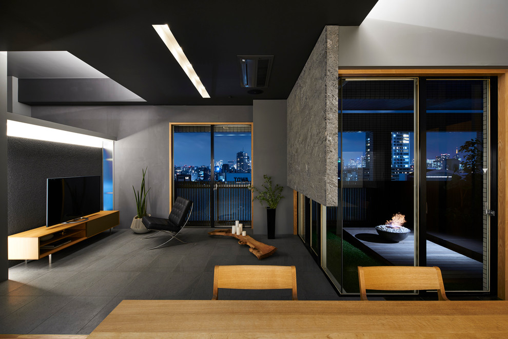 Offenes Modernes Wohnzimmer mit grauer Wandfarbe und freistehendem TV in Tokio Peripherie