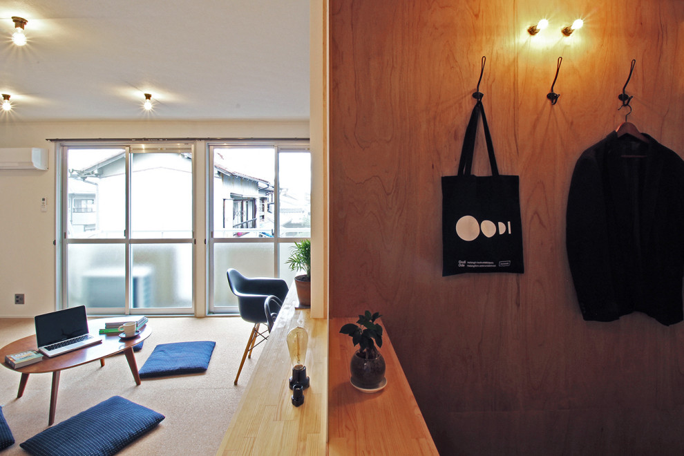 Foto di un soggiorno nordico con pareti bianche, pavimento in sughero, pavimento marrone e soffitto in carta da parati
