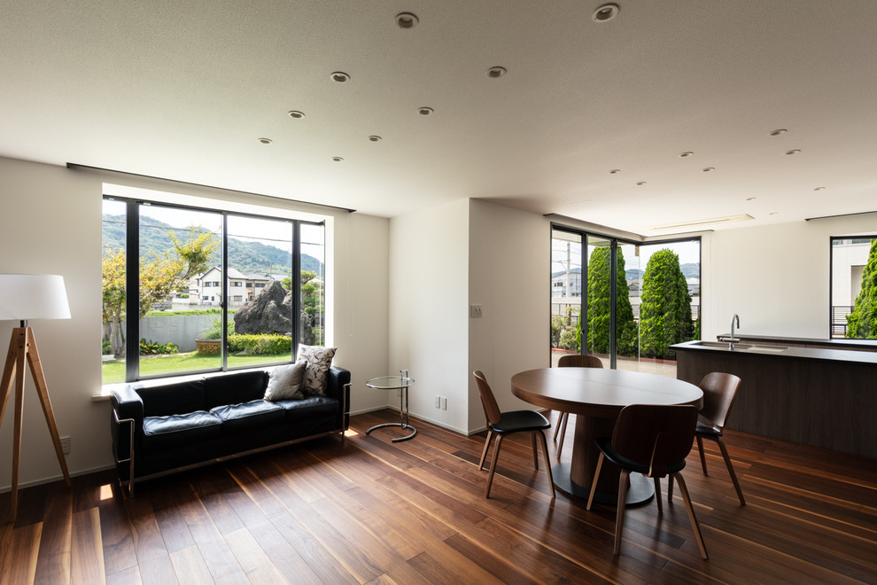 Minimalist living room photo in Kobe