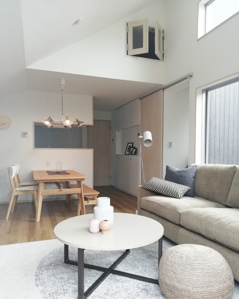 Minimalist living room photo in Tokyo