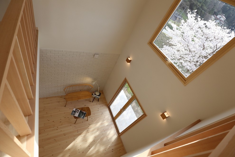 Ejemplo de salón abierto nórdico sin chimenea con paredes blancas, suelo de madera clara y televisor independiente