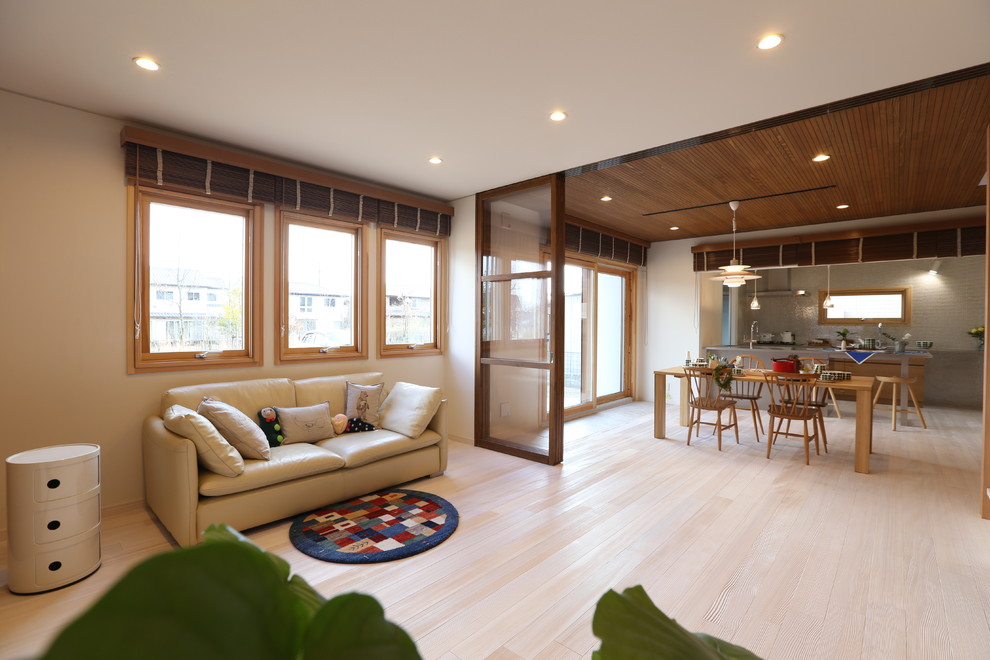 Idee per un soggiorno scandinavo aperto con pareti bianche, parquet chiaro, TV autoportante e pavimento beige