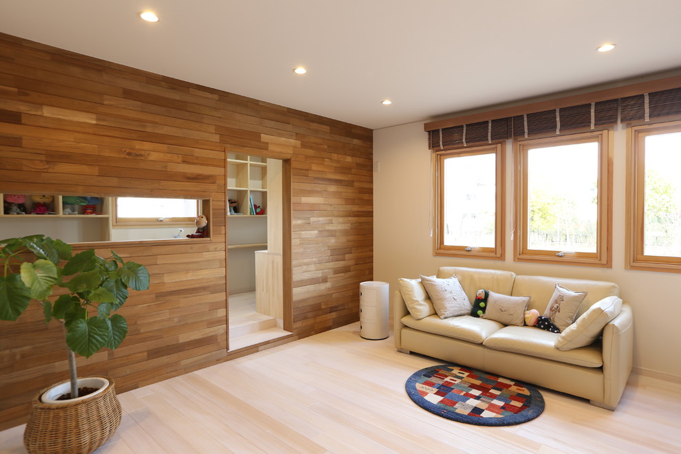 Imagen de salón nórdico con paredes blancas, suelo de madera clara y suelo beige