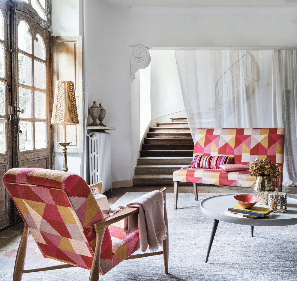 Inspiration pour un très grand salon traditionnel ouvert avec une salle de réception, un mur blanc et parquet foncé.