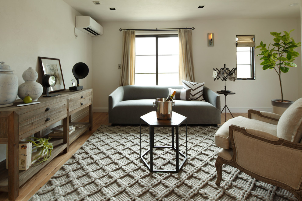 Asiatisches Wohnzimmer mit weißer Wandfarbe, hellem Holzboden und braunem Boden in Tokio Peripherie