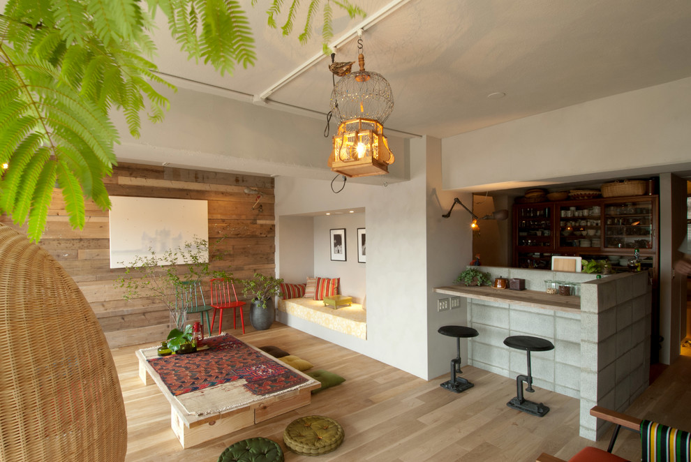 Imagen de salón con barra de bar abierto contemporáneo sin chimenea y televisor con paredes blancas y suelo de madera clara